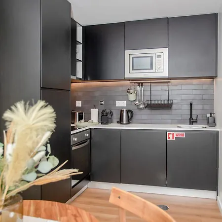 Liiiving In - Downtown Essence C Apartment